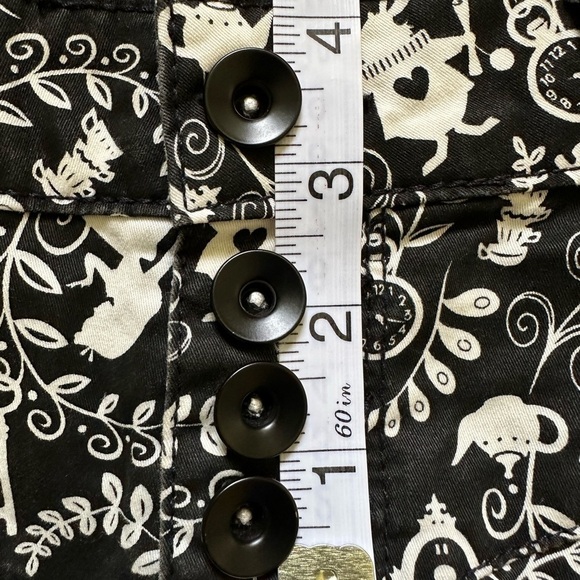 Disney Alice In Wonderland 4 Button Black & White Filigree Denim Shorts Cuffed - Picture 6 of 11